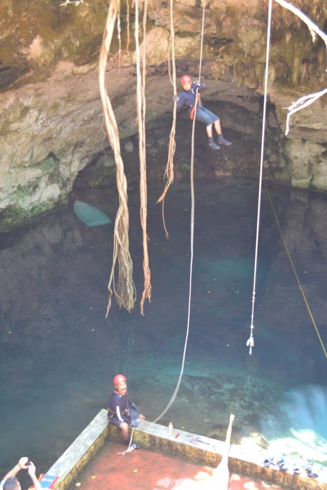 Rapeleando en el cenote